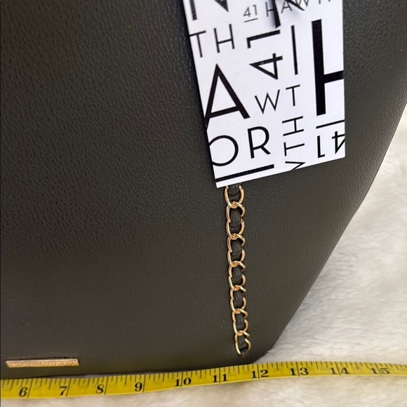 Sophisticated Green Tote with Gold Accents - Picture 12 of 15